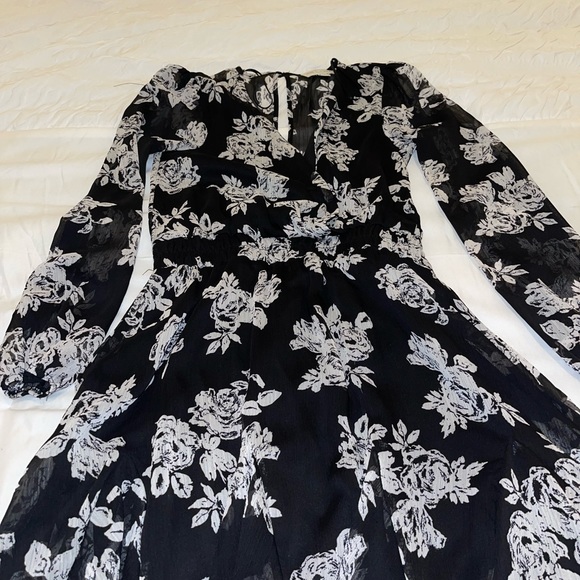 Floral Dress, Deep V neck, cute back cutout (Size S) - Picture 5 of 5